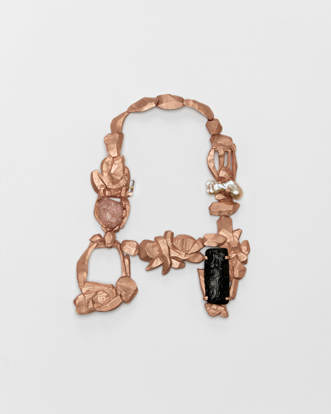 Iris Bodemer, Notizen (Notes), 2019, halssieraad; brons, obsidiaan, parel, rozenkwarts, bergkristal, 300 x 230 x 20 mm, €7750
