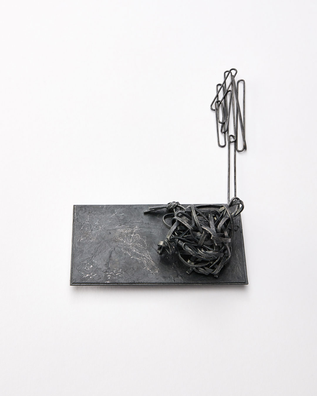 Iris Bodemer, Gegenüberstellung 2 (Juxtapositie 2), 2019, hanger; zilver, thermoplast, 70 x 130 x 40 mm, €4000