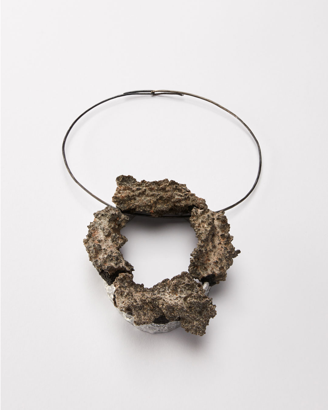 Iris Bodemer, Ordnung 5 (Array 5), 2019, pendant; aluminium, fulgurite, mounting adhesive, 140 x 110  x 35 mm, €3500
