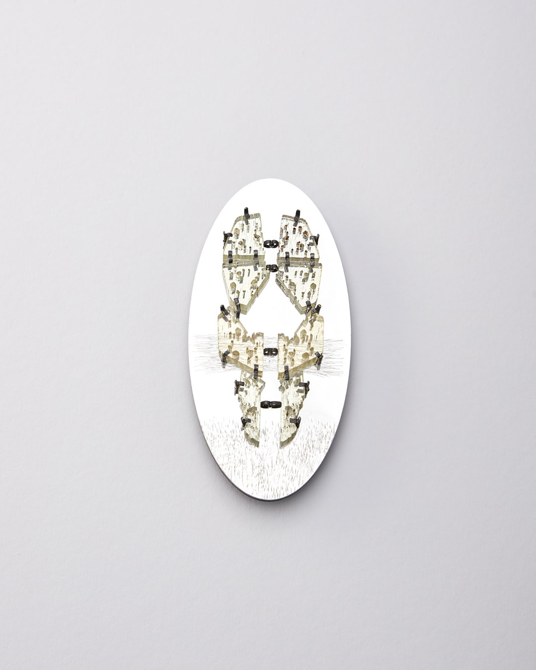 Iris Bodemer, Figur 2 (Figuur 2), 2019, broche; beryl, Alu-Dibond, zilver, montagelijm, 130 x 65 x 15 mm, €4000