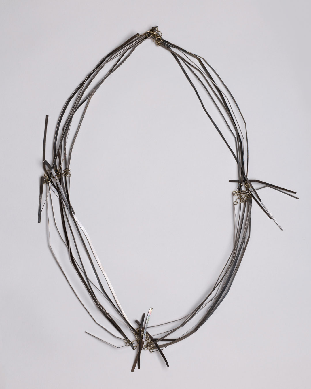 Antje Bräuer, In Between, 2018, necklace; titanium, 14ct gold, 400 x 220 x 15 mm, €3650