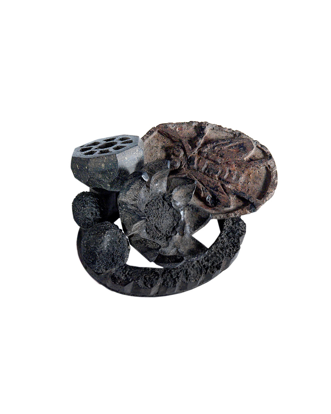 Carmen Hauser, Shadow World 1, 2012, brooch; soil, rose leaves, synthetic resin, oxidised silver, 82 x 60 x 56 mm, €1670