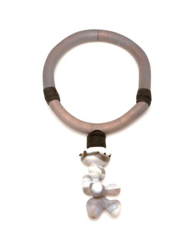 jish-l10 Levan Jishkariani, untitled Fantasy, 2018, necklace; beech, agate, stainless steel, 350 x 200 x 50 mm, €4360