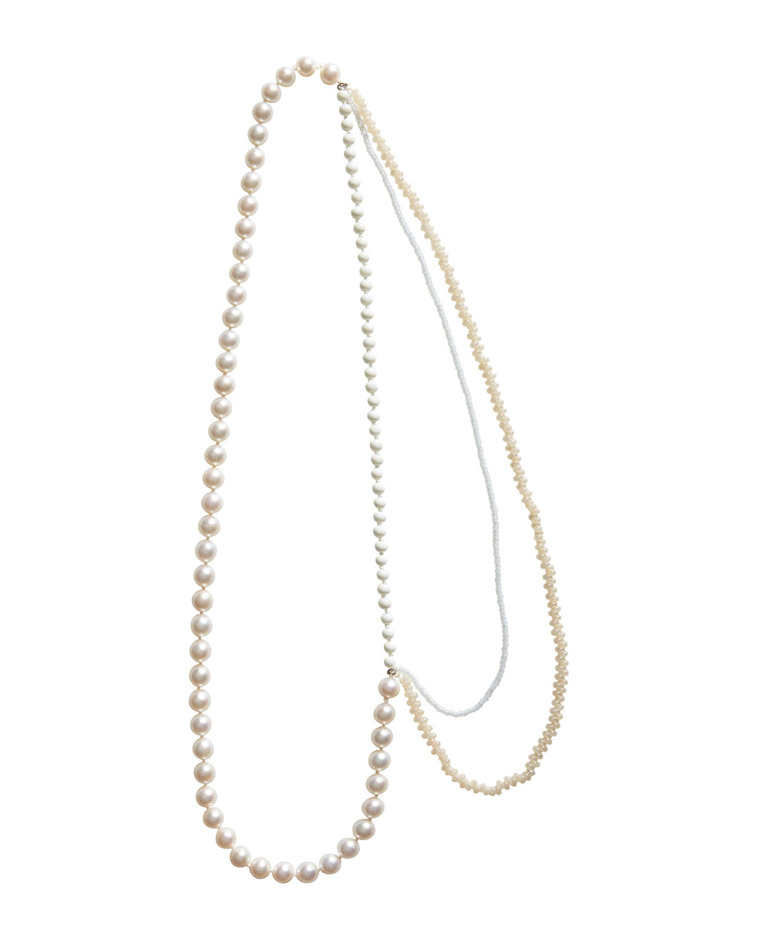 Annelies Planteijdt, Mooie stad - Witte water (Beautiful City - White Water), 2020, necklace; freshwater pearls, porcelain, Japanese glass beads, white gold, yarn, 630 mm, €1375