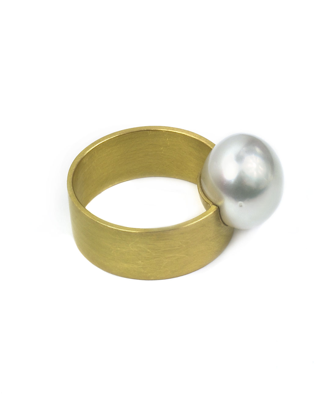 Etsuko Sonobe, untitled, ring; 20ct gold, pearl, 29 x 21 x 15 mm, €3050