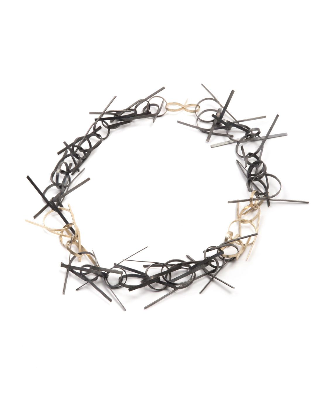Karola Torkos, Tangled, 2019, necklace; recycled gold, recycled and patinated silver, 235 x 280 x 20 mm, €3400