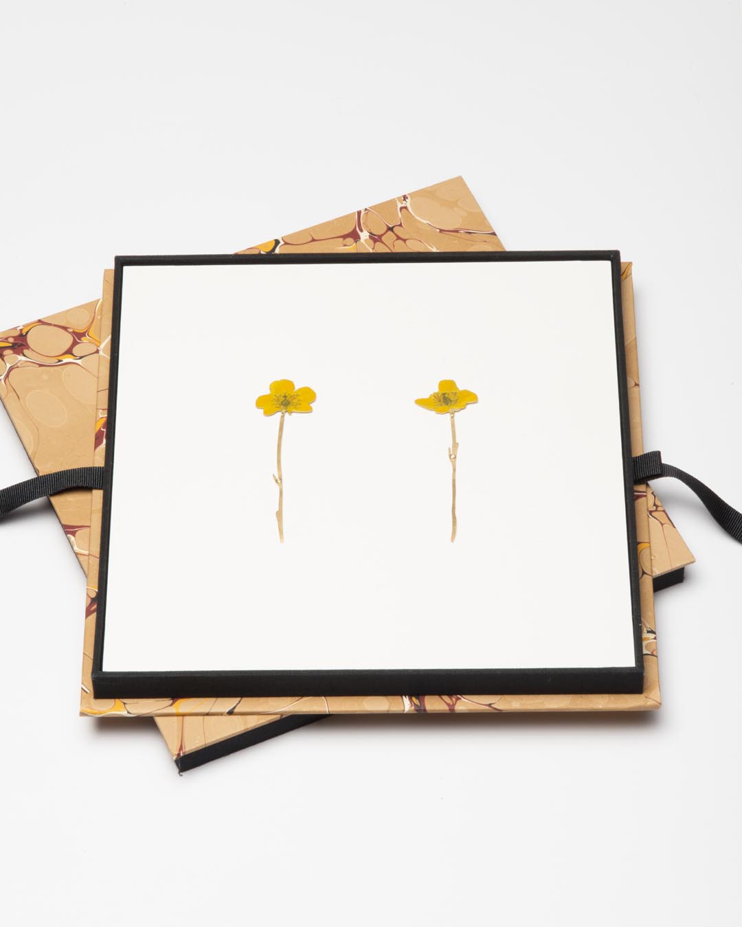 Christopher Thompson Royds, Natura Morta: buttercup, 2019, drop earrings; 18ct gold, hand-painted, diamonds, 70 x 20 mm, €1750 (image 1/2)