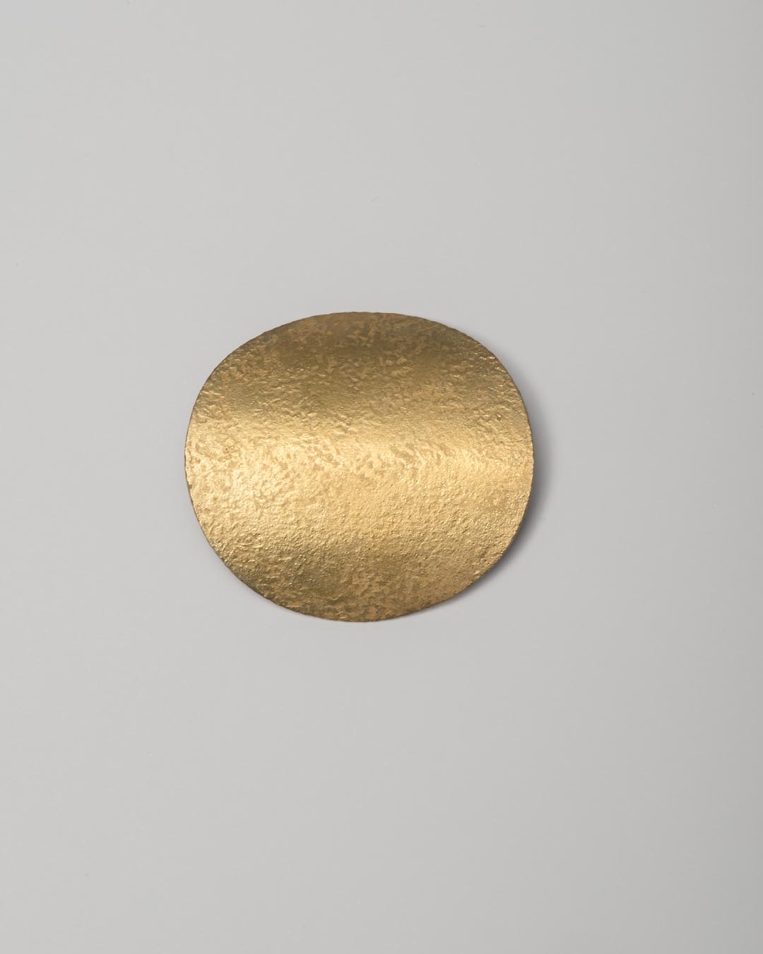 Yasuki Hiramatsu, untitled, brooch/pendant; gold-plated silver, 52 x 51 x 9 mm