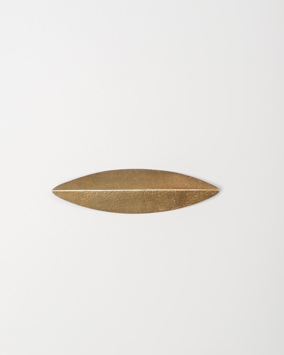 Yasuki Hiramatsu, untitled, brooch; gold-plated silver, 22 x 80 x 8 mm