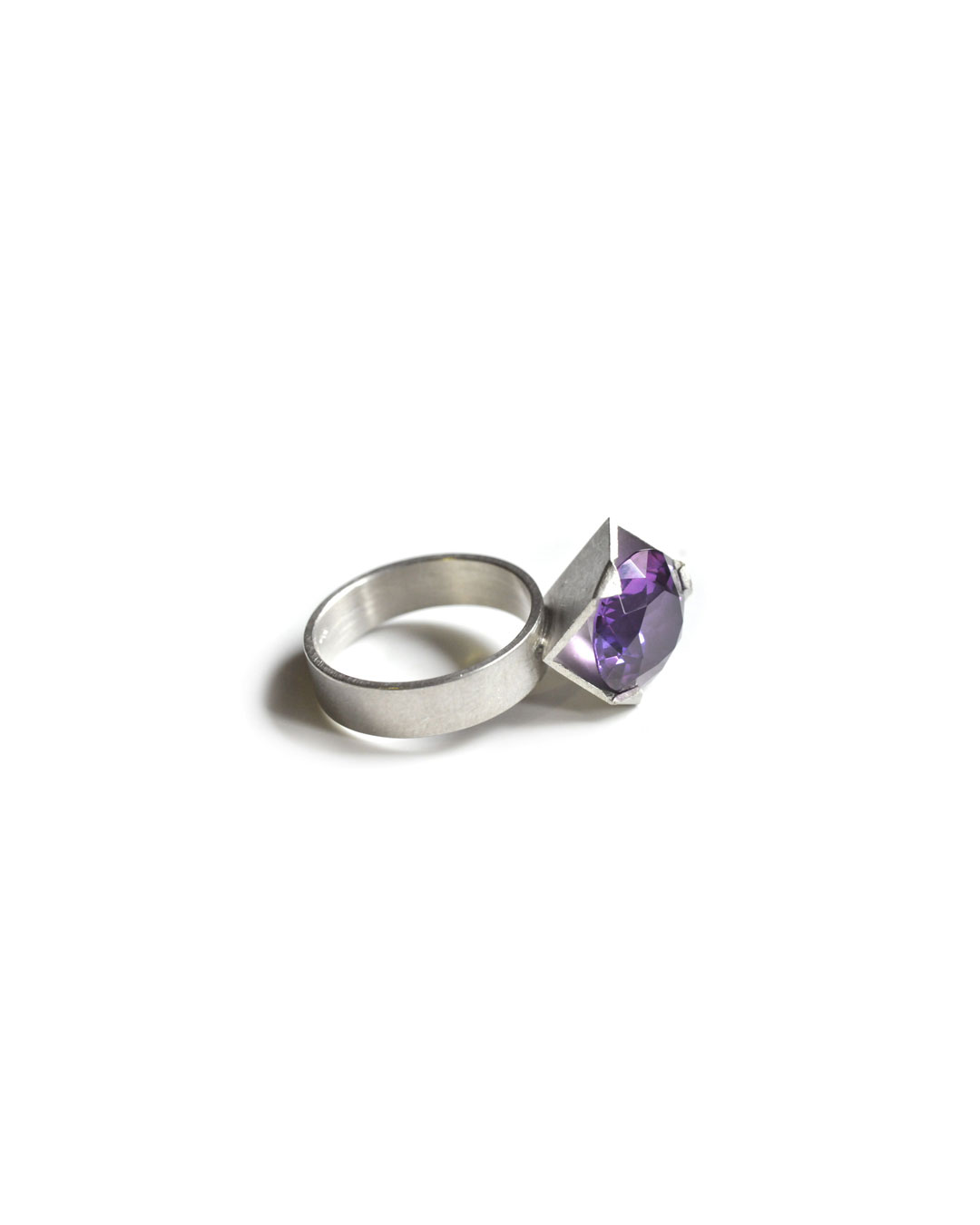 Herman Hermsen, 1/2 Cube Ring, 1998, ring; silver, synthetic stone, 32 x 14 x 13 mm, €305