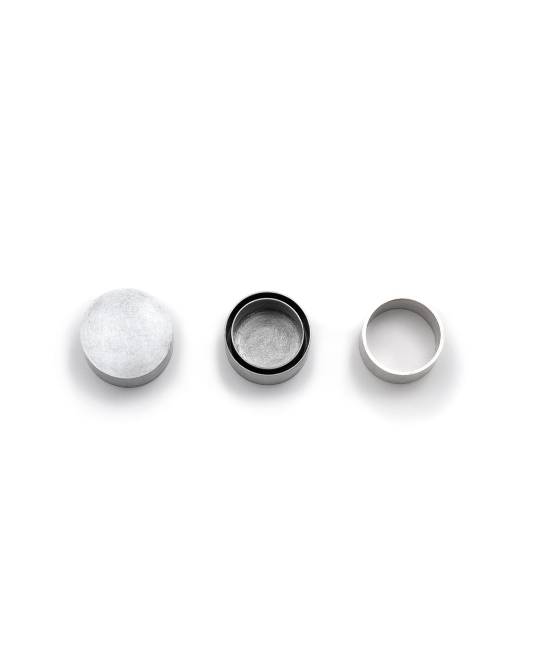 Junwon Jung, untitled, 2015, ring; titan zinc, silver, ø 30 x 17 mm, €850