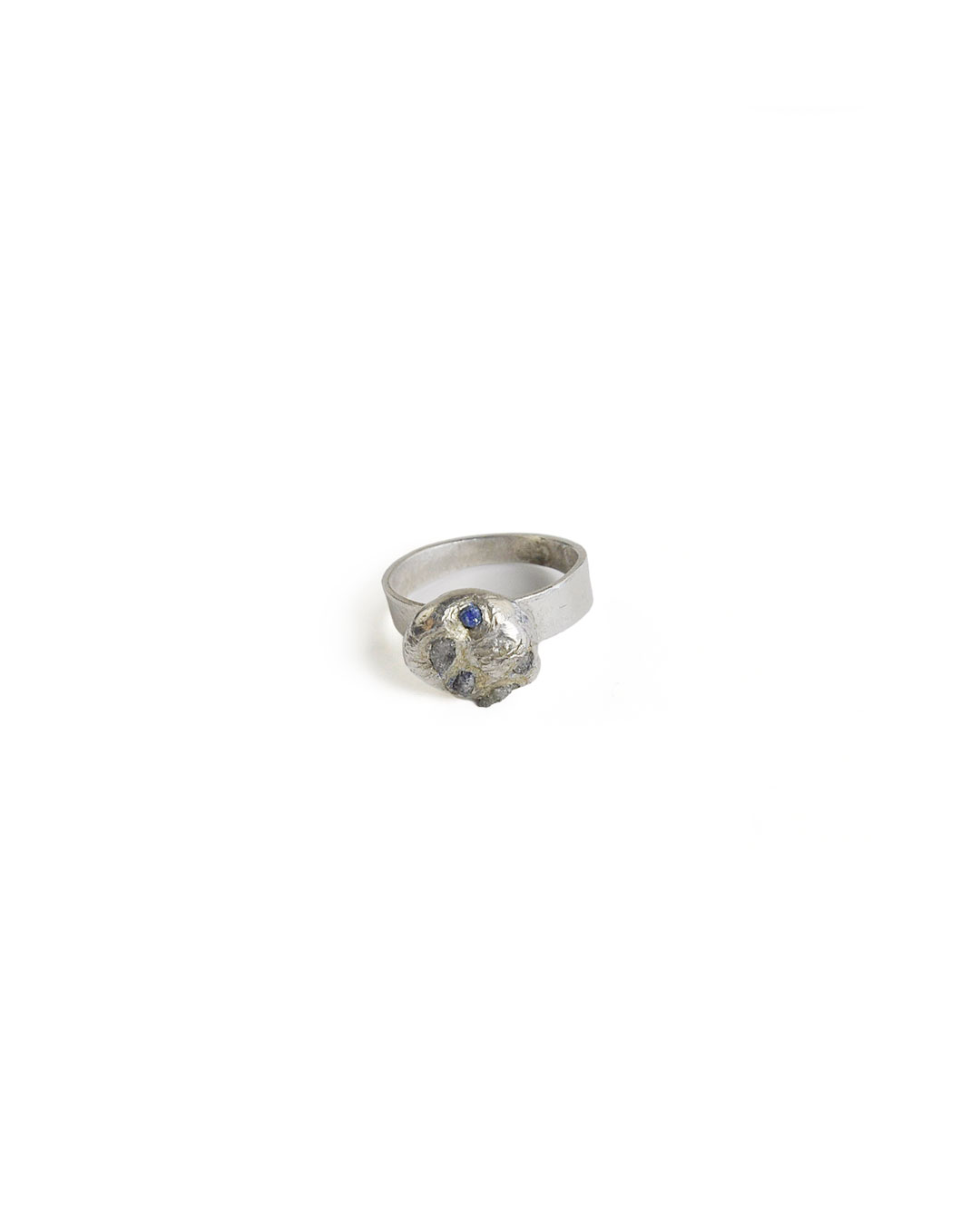 Rudolf Kocéa, zonder titel, 2014, ring; zilver, koper, ruwe diamanten, 25 x 10 mm, €730