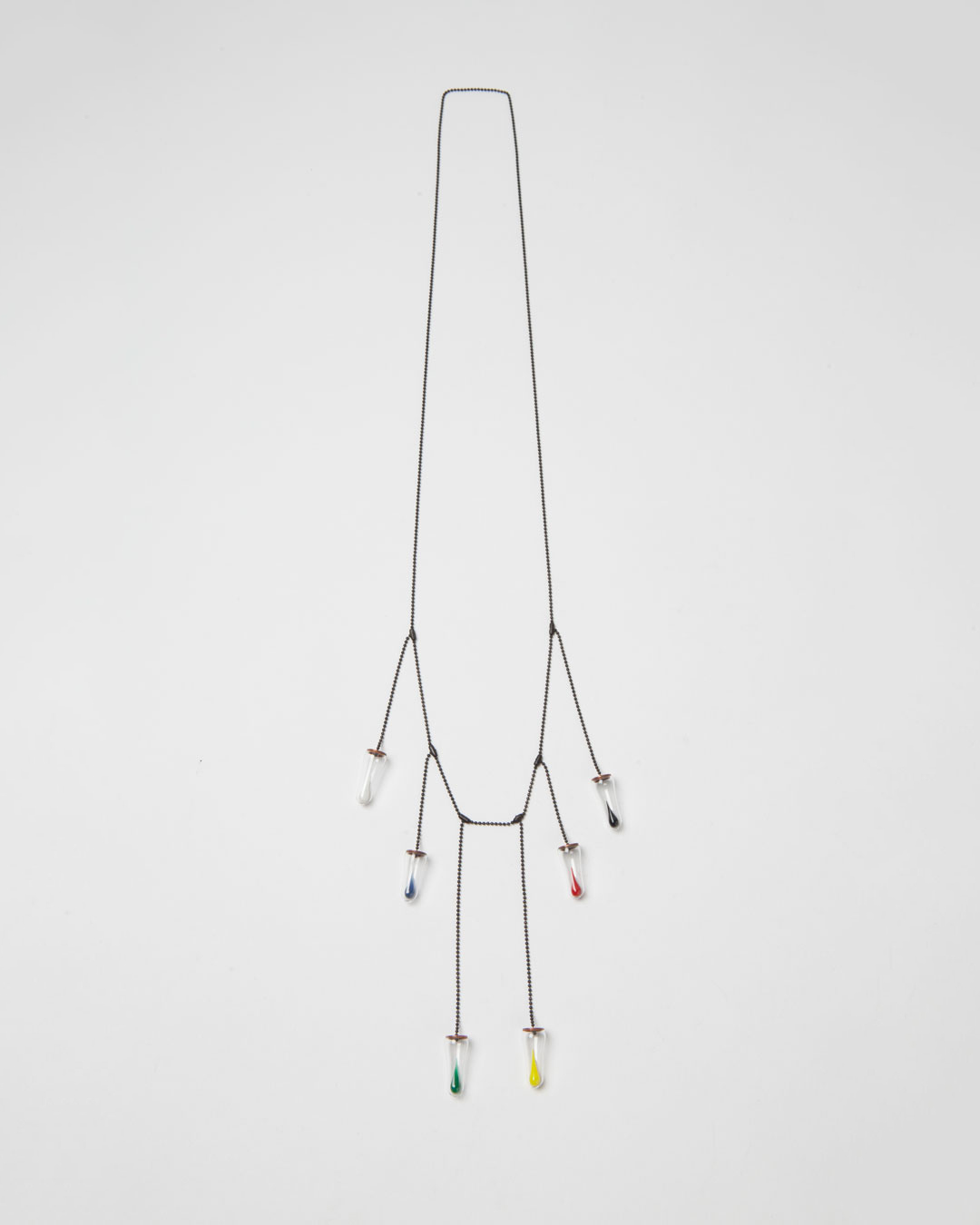 Annamaria Leiste, Colours Cry, 2014, ketting; glas, gekleurd glas, koper, zilver, 400 x 100 x 10 mm, €970
