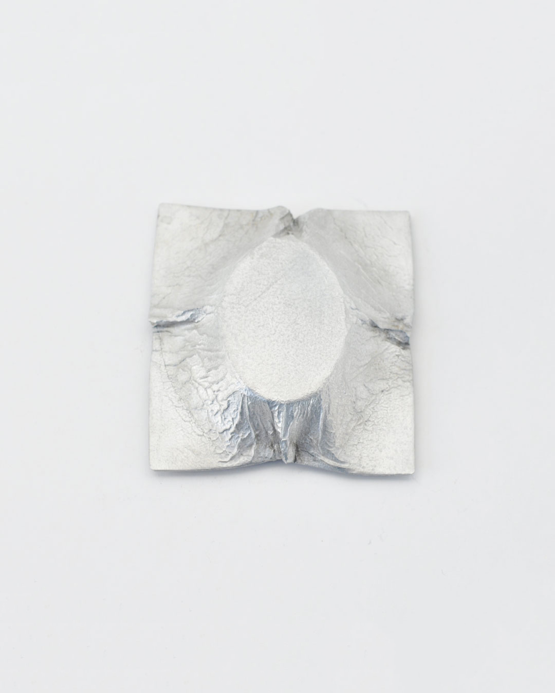 Anders Ljungberg, Intension Large #2, 2019, broche; aluminium, staal, 91 x 84 x 20 mm, €550