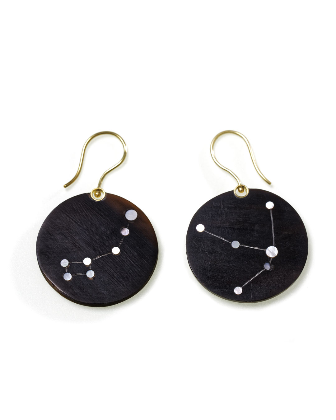 Julie Mollenhauer, untitled, 2015, earrings; buffalo horn, mother-of-pearl, 14ct gold, 50 x 31 x 2 mm, €1010