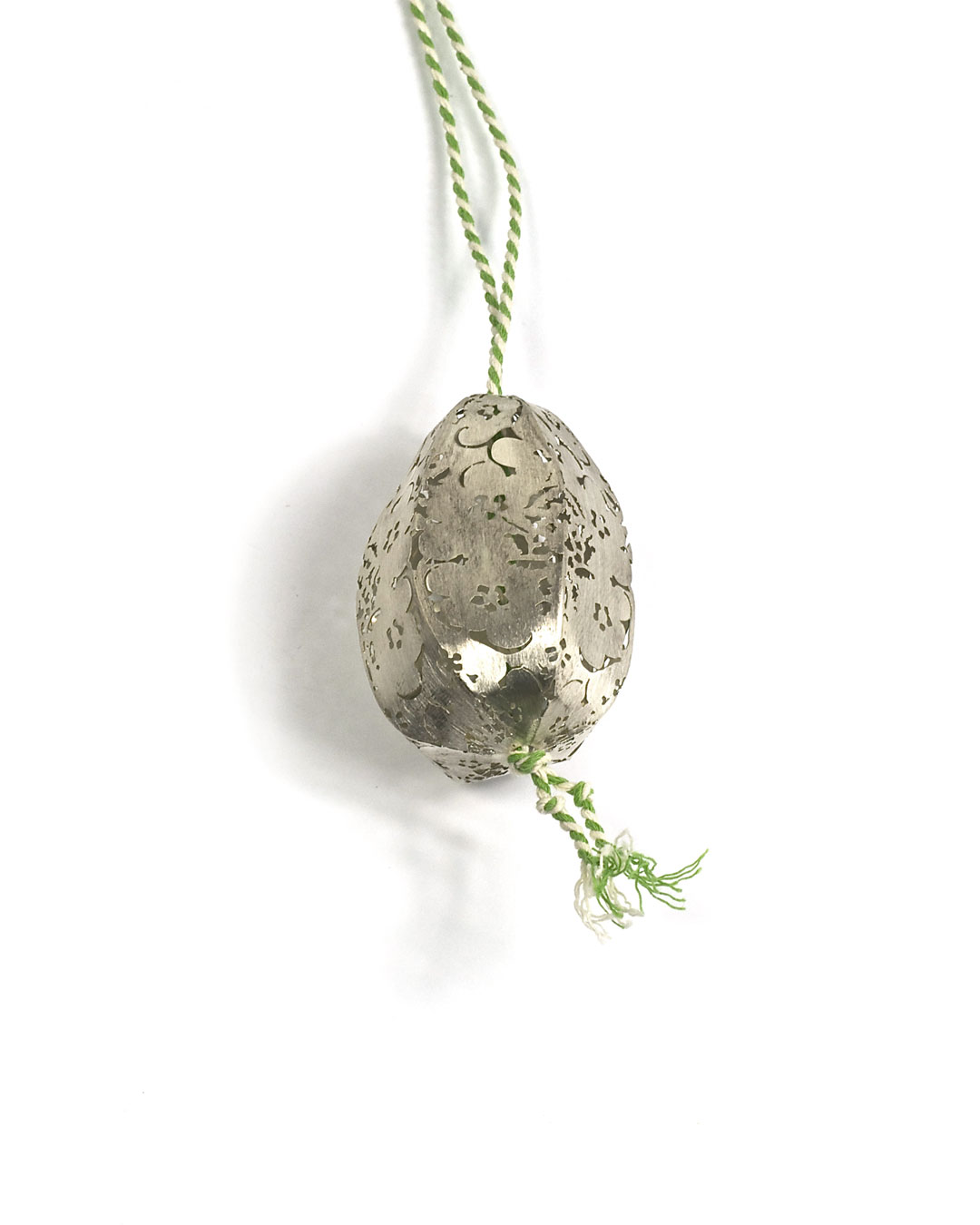 Carla Nuis, Potato, 2010, pendant; silver, cotton, various sizes, €560