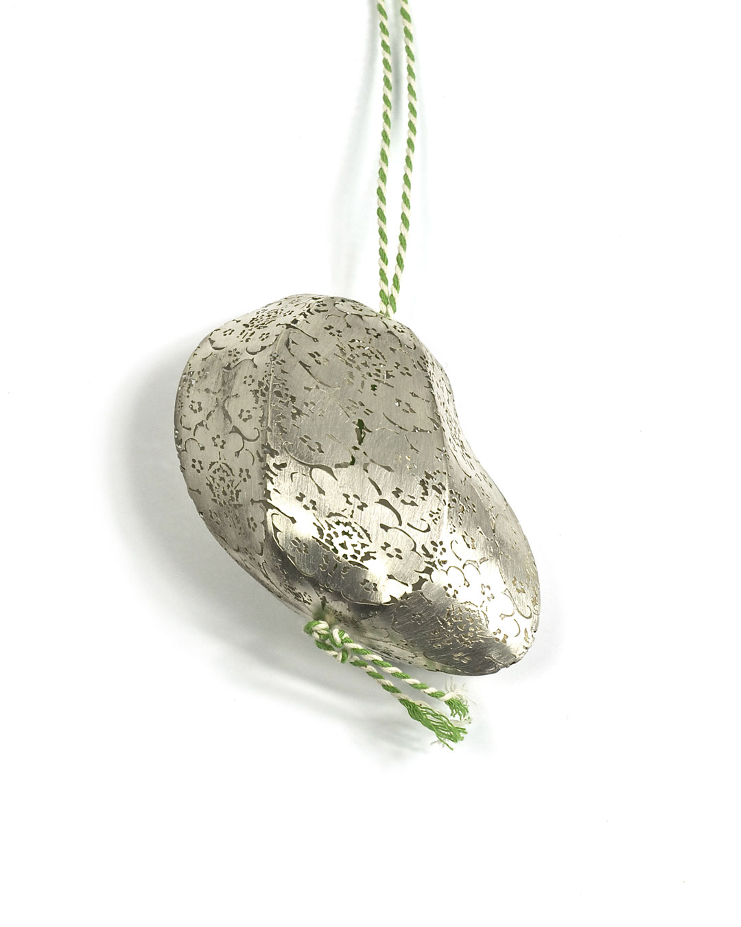 Carla Nuis, Potato, 2010, pendant; silver, cotton, various sizes, €560