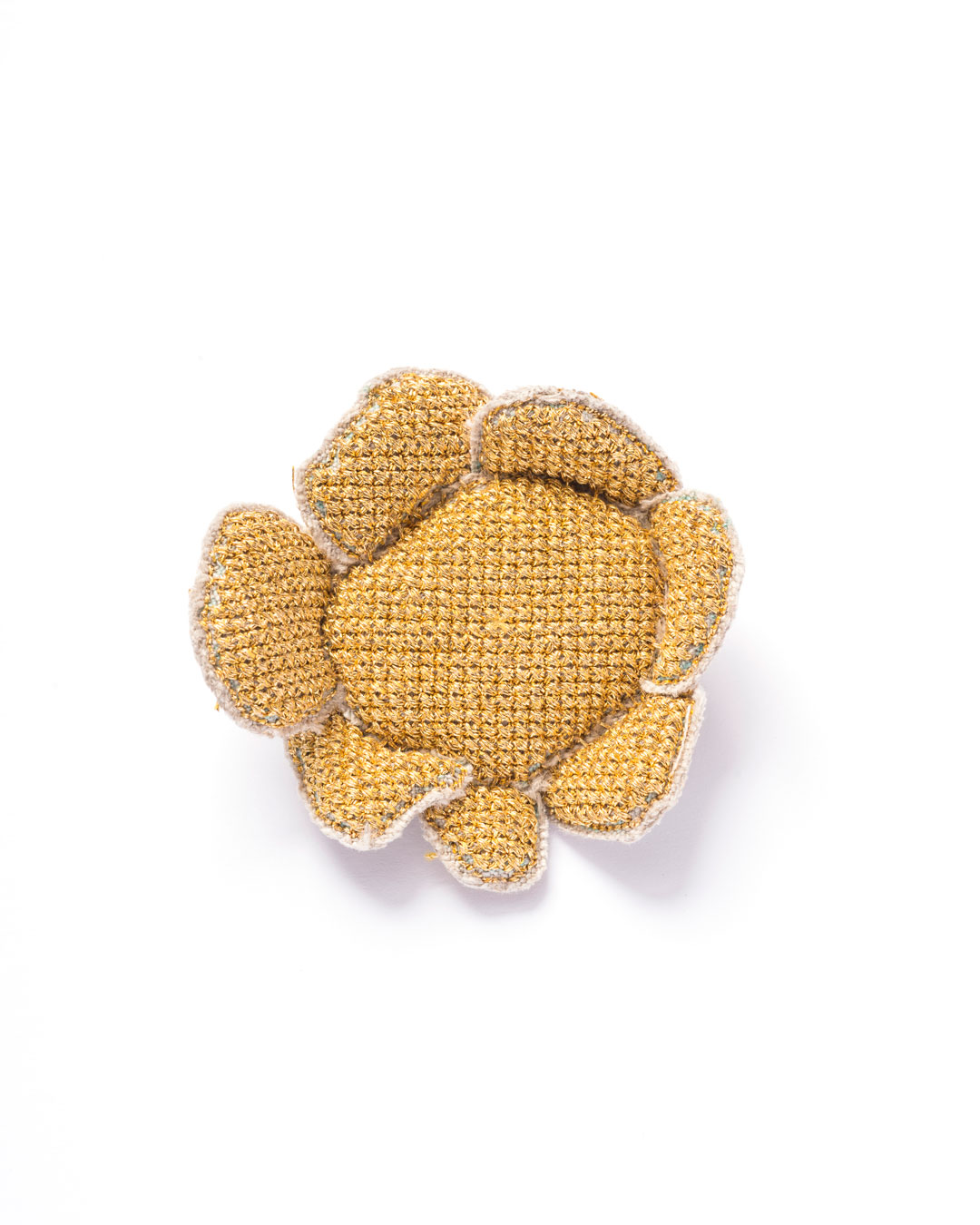Carla Nuis, Golden Cuddles – Flower Brooch 1 (1/7), 2014, broche; ongebleekt linnen, 24 kt gouden kimono draad, linnen vlasvezels, 80 x 60 x 20 mm, €1100