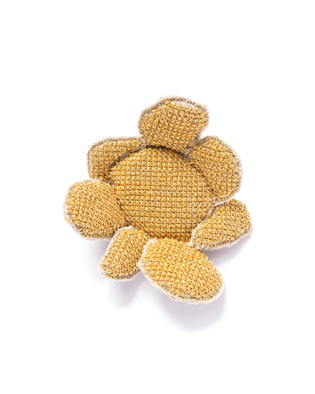 Carla Nuis, Golden Cuddles - Flower Brooch 4 (1/7), 2014, broche; ongebleekt linnen, 24 kt gouden kimono draad, linnen vlasvezels, 70 x 60 x 20 mm, €1250