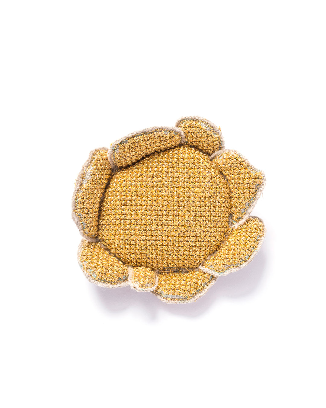 Carla Nuis, Golden Cuddles - Flower Brooch 5 (1/7), 2014, broche; ongebleekt linnen, 24 kt gouden kimono draad, linnen vlasvezels, 80 x 60 x 20 mm, €1530