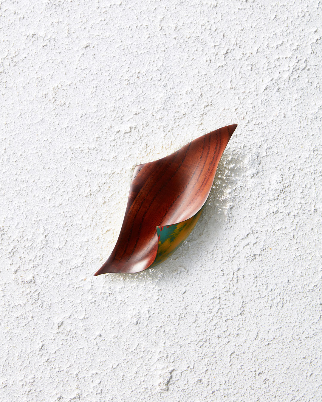 Joo Hyung Park, Confluence 2, 2018, brooch; walnut, ottchil (lacquer), silver, 133 x 58 x 45 mm, €975