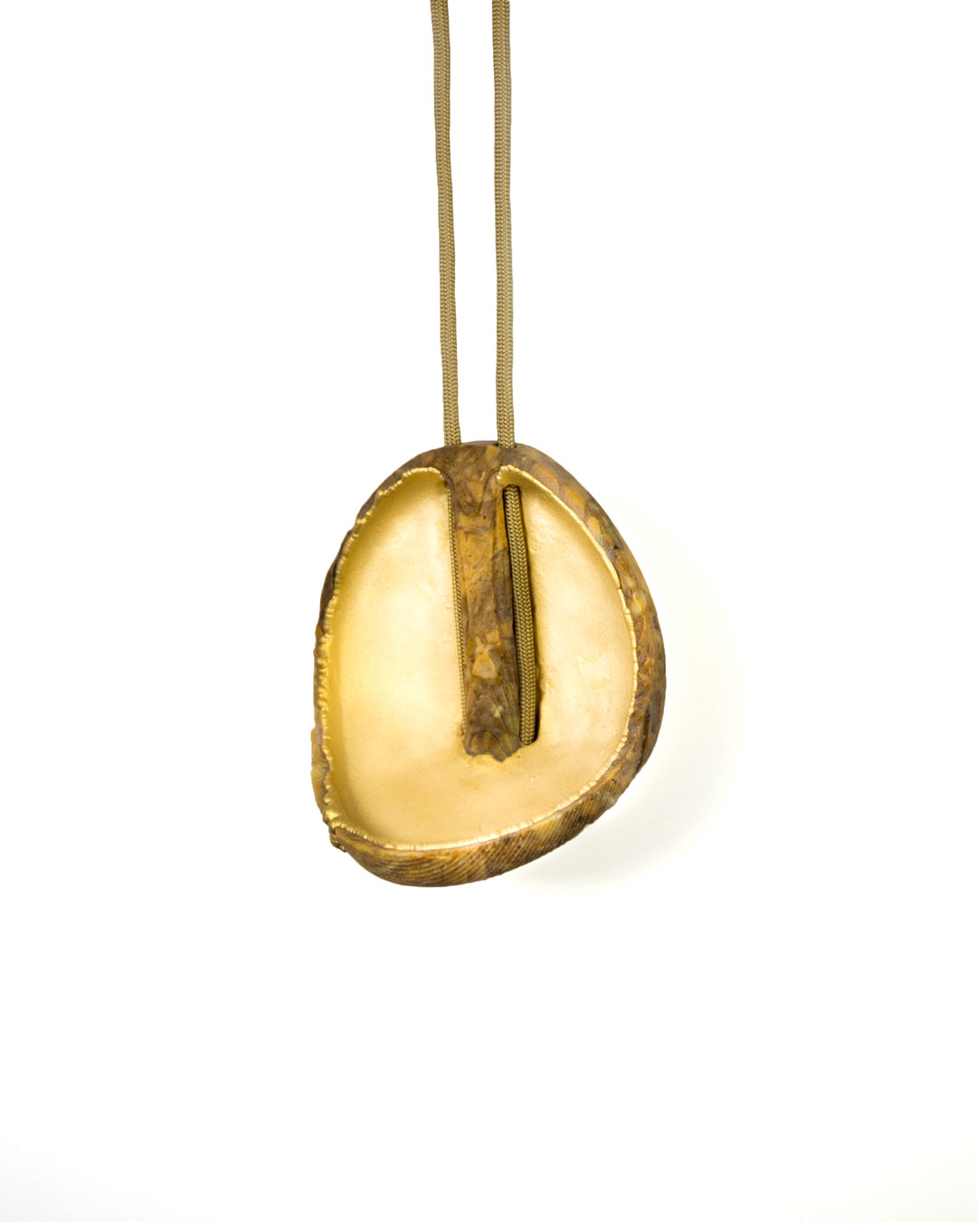 Edu Tarín, zonder titel, 2016, hanger; gele jaspis, koper, goud, 100 x 95 x 65 mm, €5450
