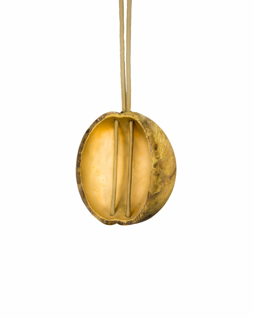 Edu Tarín, zonder titel, 2016, hanger; gele jaspis, koper, goud, 95 x 90 x 50 mm, €5450