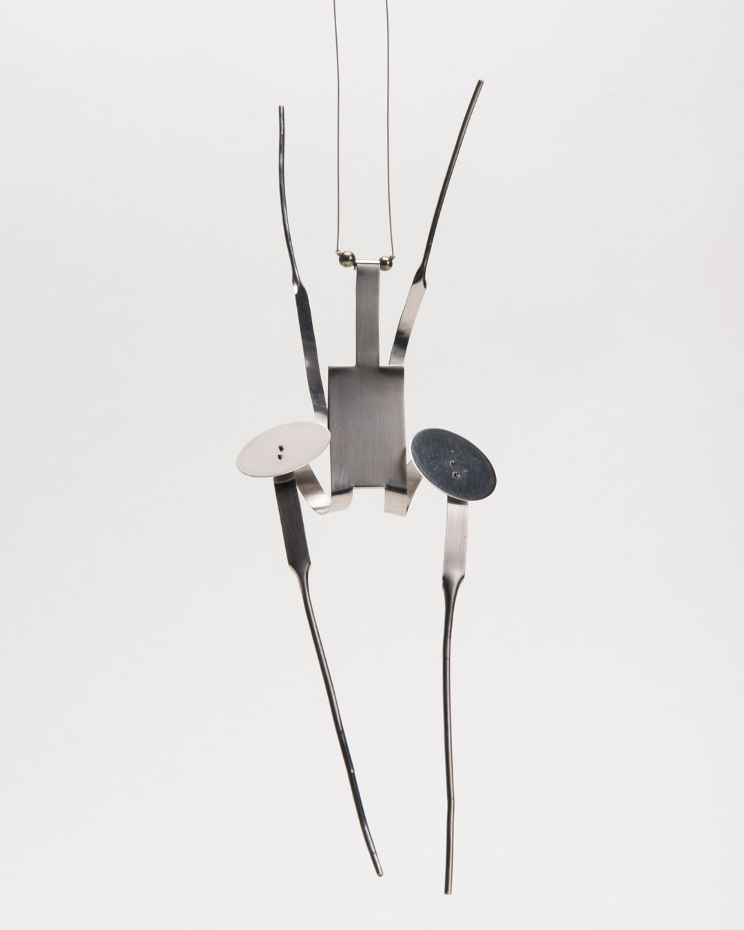 Andrea Wippermann, Mantis Religiosa, 2017, hanger; roestvrij staal, obsidiaan kralen, gezwart zilver, nylon, 230 x 70 x 40 mm, €2200