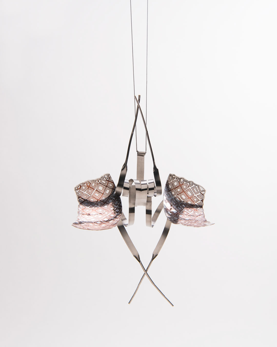 Andrea Wippermann, Mantis Religiosa, 2018, hanger; zilver, koper, roestvrij staal, gezwart zilver, 180 x 120 x 65 mm, €4600