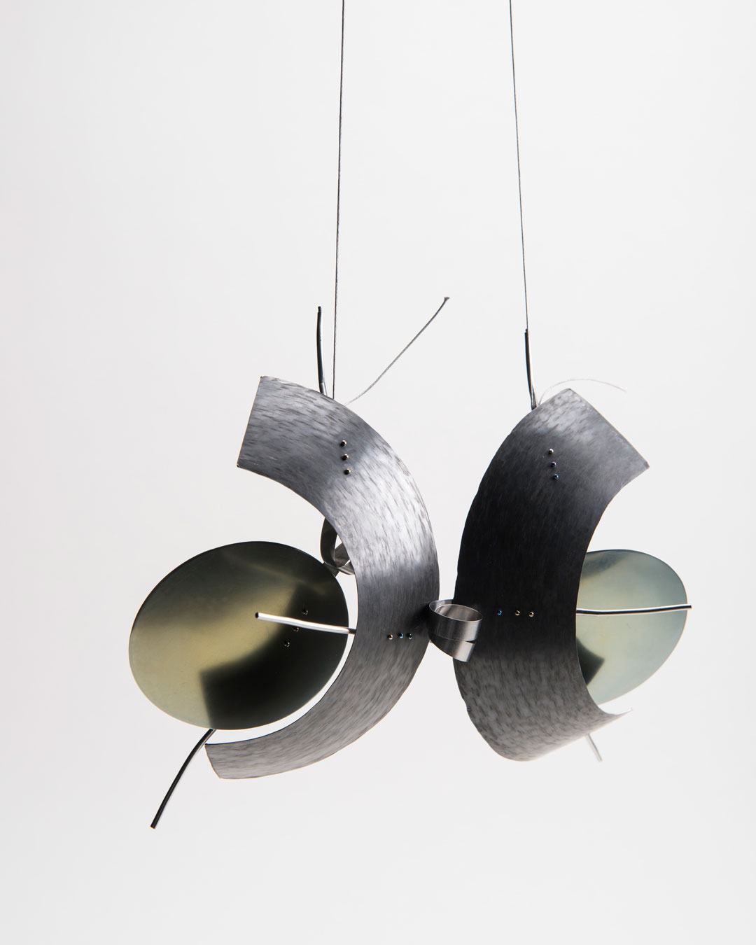 Andrea Wippermann, Ursus Giganteus, 2018, hanger; roestvrij staal, titanium, nylon, gezwart zilver, 150 x 180 x 40 mm, €2450
