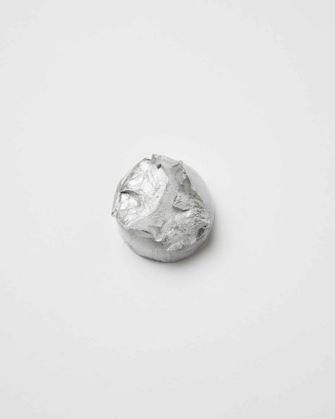 Barbara Schrobenhauser, Ember, 2014, brooch; aluminium, stainless steel ø 35 mm, H 25 mm, €620