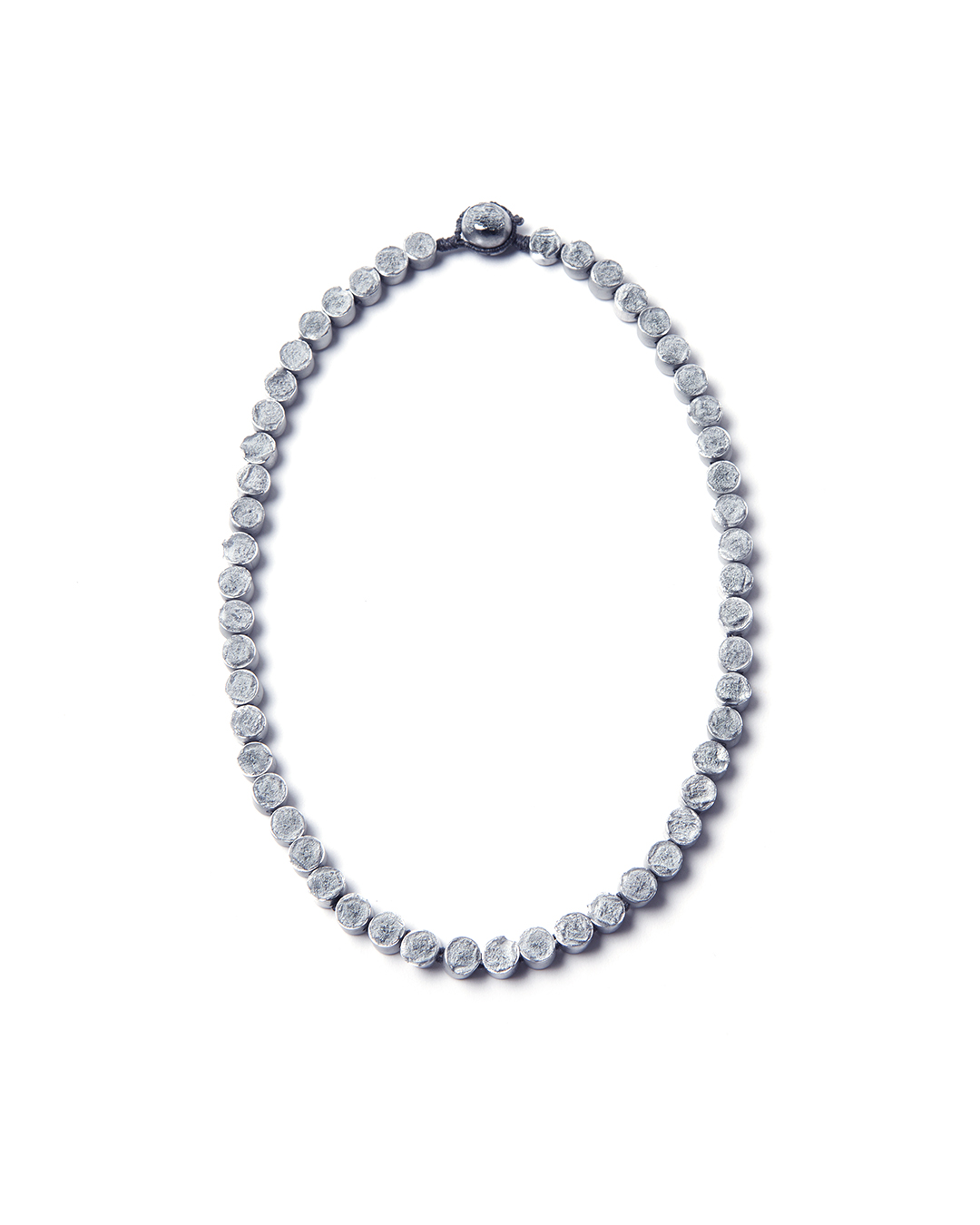 Barbara Schrobenhauser, Fractures II - Like a Pearl Necklace, 2015, halsketting; aluminium, touw, 480 mm, €1090