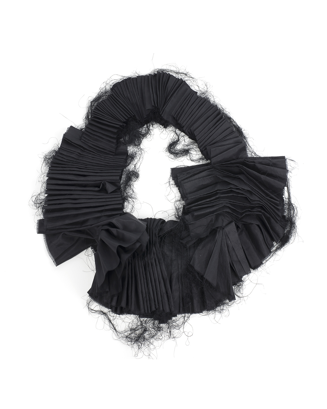 Anna Rusínová, Borrowed Feathers, 2019, halssieraad; natuurlijke zijde, draad, 400 x 300 x 130 mm