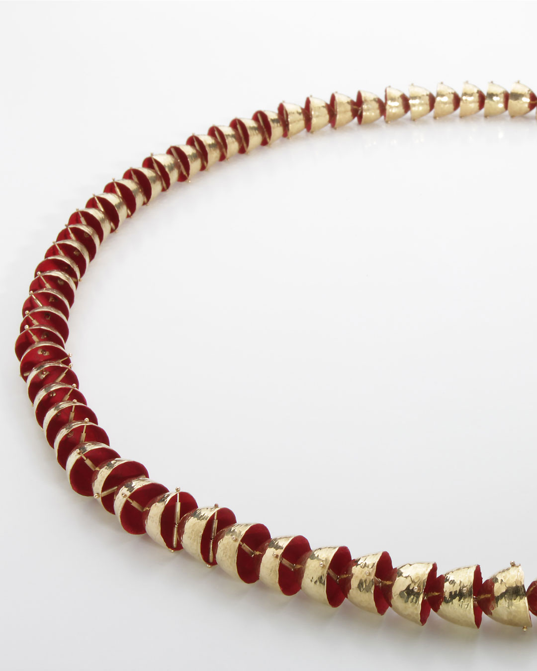 Piergiuliano Reveane, untitled, 2018, necklace; gold, enamel, ø 895 x 14 mm, price on request (image 2/3)