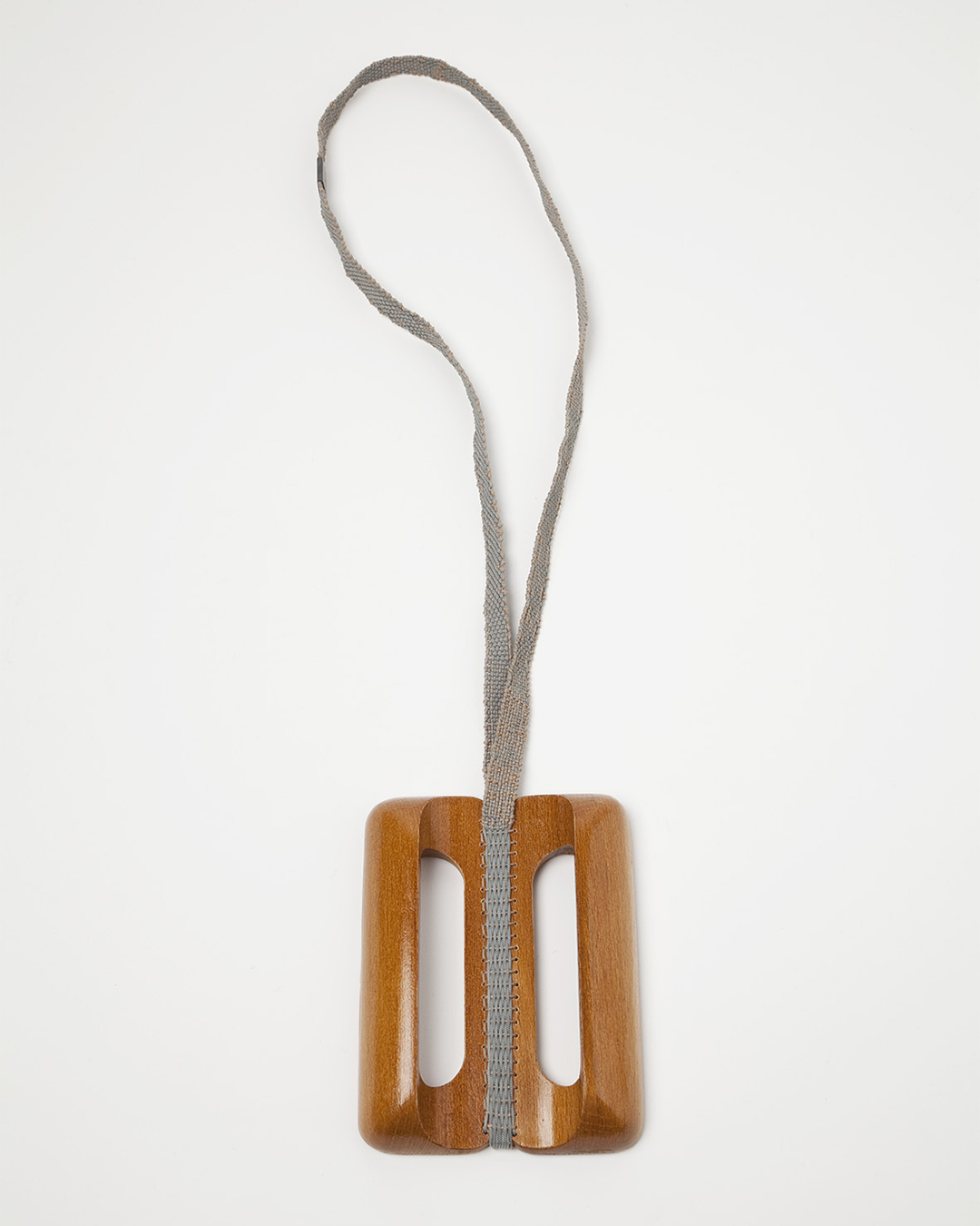 Barbara Schrobenhauser, Vom Tragen und Halten VI, 2018, halsketting; gebruikte houten handvaten, geweven koord, 470 x 90 x 20 mm, €700