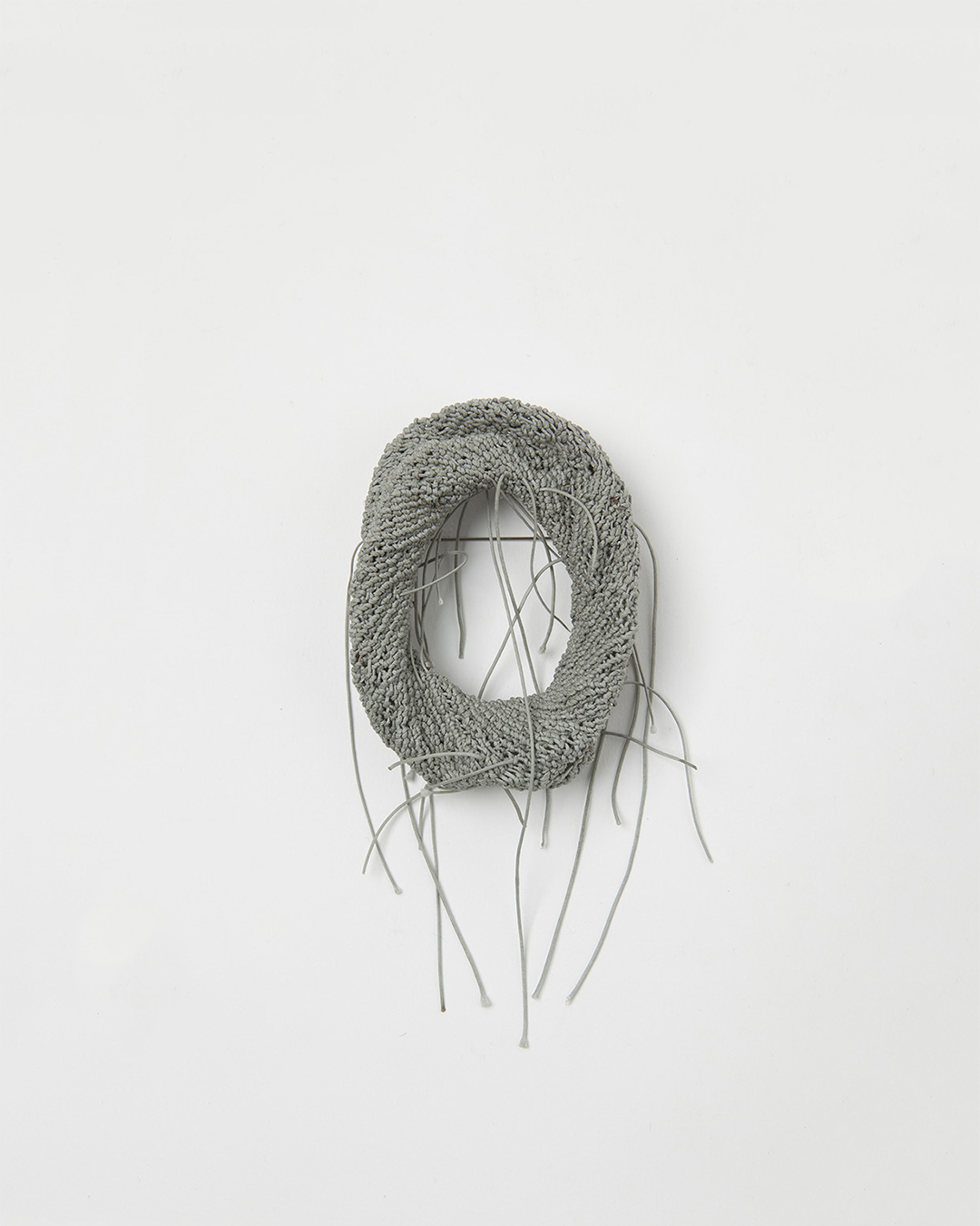 Barbara Schrobenhauser, Grey Net, 2018, broche; touw, zilver, roestvrij staal, 80 x 60 x 20 mm, €1650