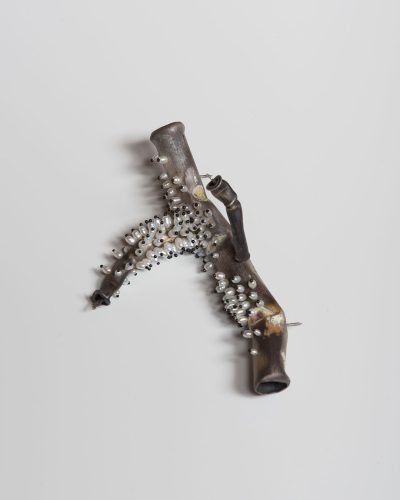 Sam Tho Duong, A&T, 2019, broche; zilver, zoetwaterparels, nylon, €1260