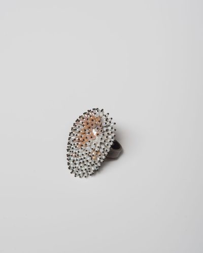 Sam Tho Duong, Look, 2020, ring; zilver, zoetwaterparels, nylon, €1360