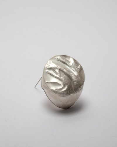 Juliane Brandes, Die Zeit die Zeit, 2020, brooch – Galerie Marzee